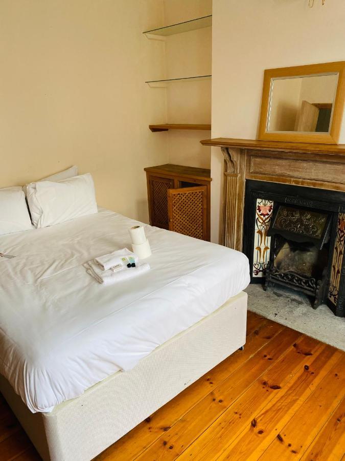 The Westerner Newport  Extérieur photo